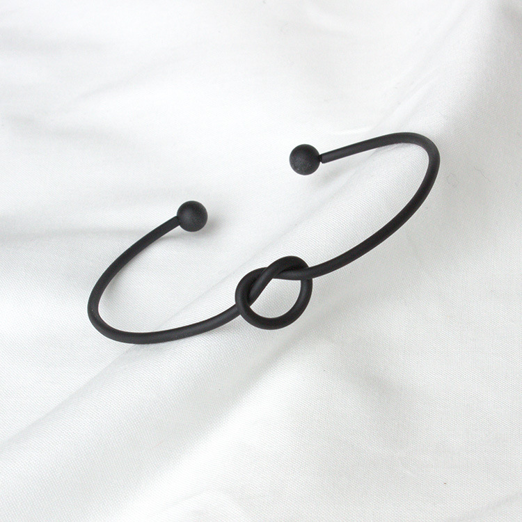 Minimalist Knotted Openwork Bracelet – Modern O-Type Design